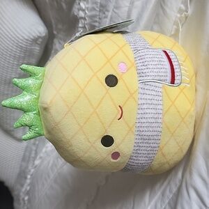NWT, 8 inch Squishmallow Christmas edition. Maui